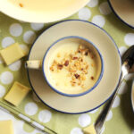 Cioccolata calda bianca Bimby in tazza con granella di nocciole in superficie