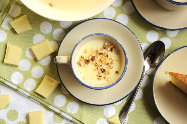 Cioccolata calda bianca Bimby in tazza con granella di nocciole in superficie