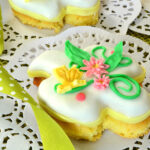 Colombe di zucchero Bimby: una base di pan di spagna decorato con pasta di zucchero colorata e ghiaccia reale