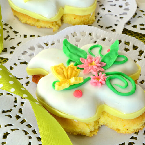 Colombe di zucchero Bimby: una base di pan di spagna decorato con pasta di zucchero colorata e ghiaccia reale