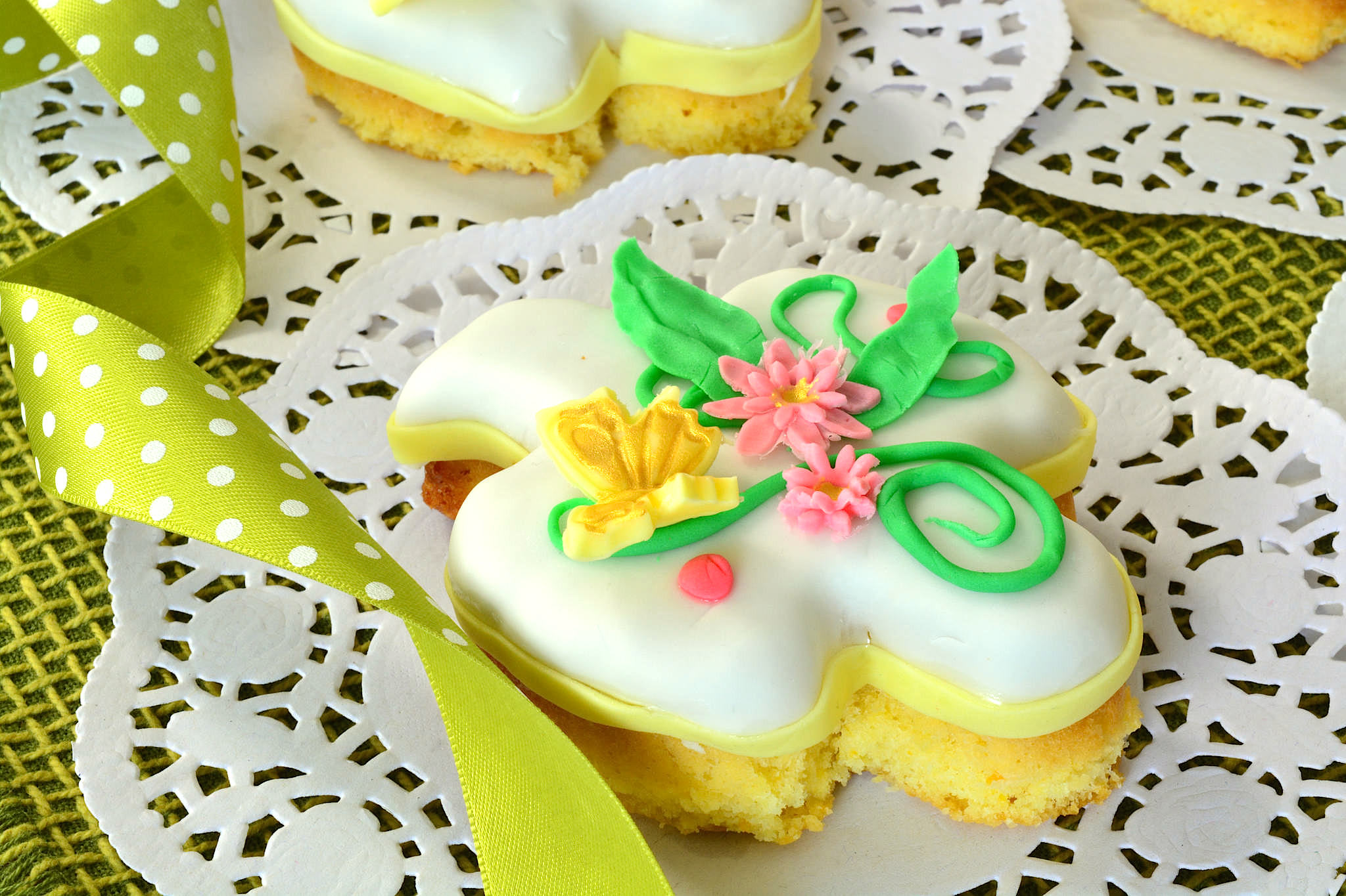 Colombe di zucchero Bimby: una base di pan di spagna decorato con pasta di zucchero colorata e ghiaccia reale