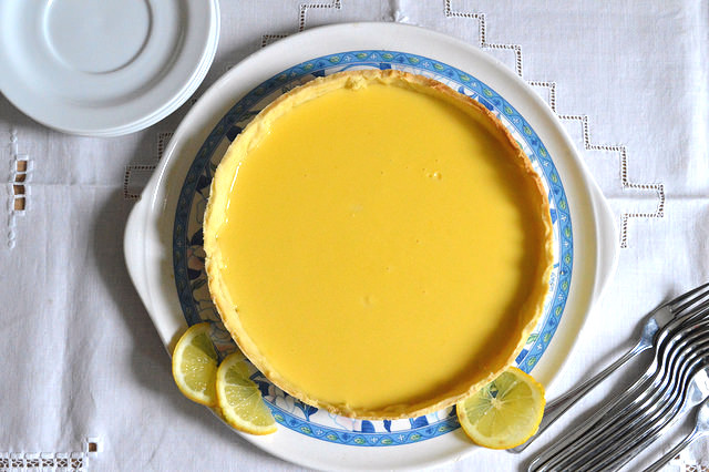 Crostata al limone Bimby preparata con frolla alle mandorle e crema al limone con burro