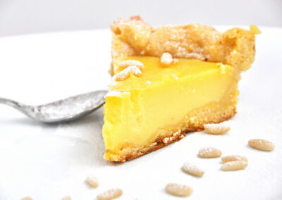 Crostata con crema al limone e pinoli