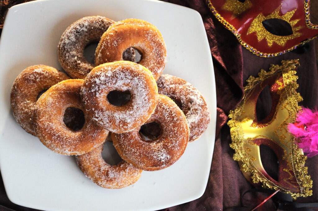 Fatti fritti Bimby: le ciambelle fritte sarde cosparse con zucchero semolato