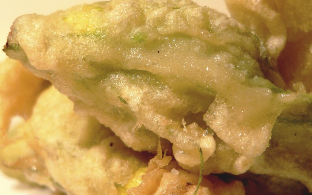 Fiori di zucca ripieni fritti in pastella