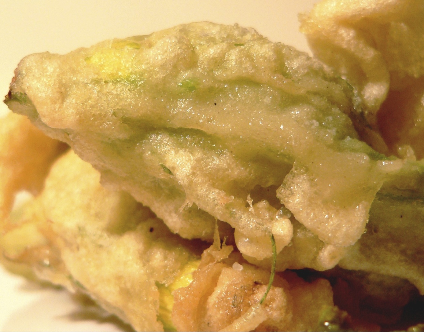 Fiori di zucca ripieni e fritti in pastella fatta col Bimby TM31 Fiori di zucca ripieni e fritti in pastella fatta col Bimby TM31