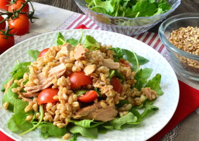 Insalata di farro con tonno e rucola