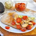 Insalata di pollo e avocado Bimby con pita integrale