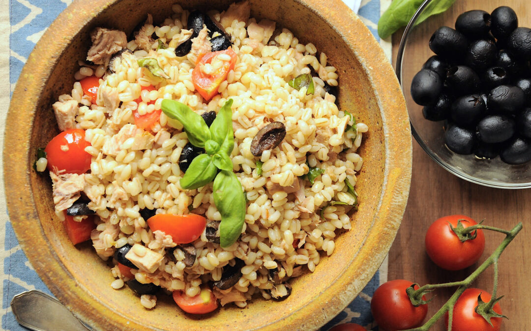 Insalata di orzo perlato con tonno e olive
