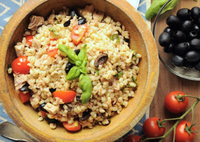 Insalata di orzo perlato con tonno e olive