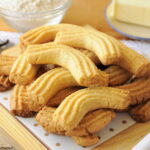 Krumiri Bimby biscotti piemontesi sul vassoio dopo la cottura