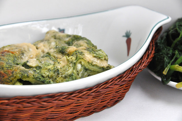 Lasagna bianca al forno con spinaci e mozzarella