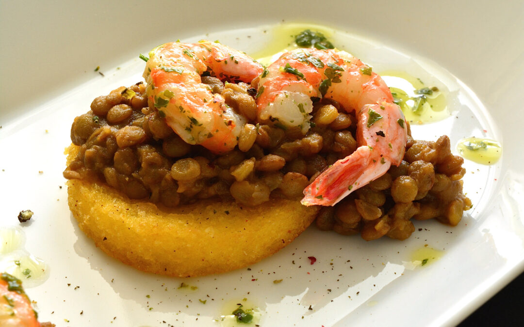 Lenticchie e gamberi su crostini di polenta