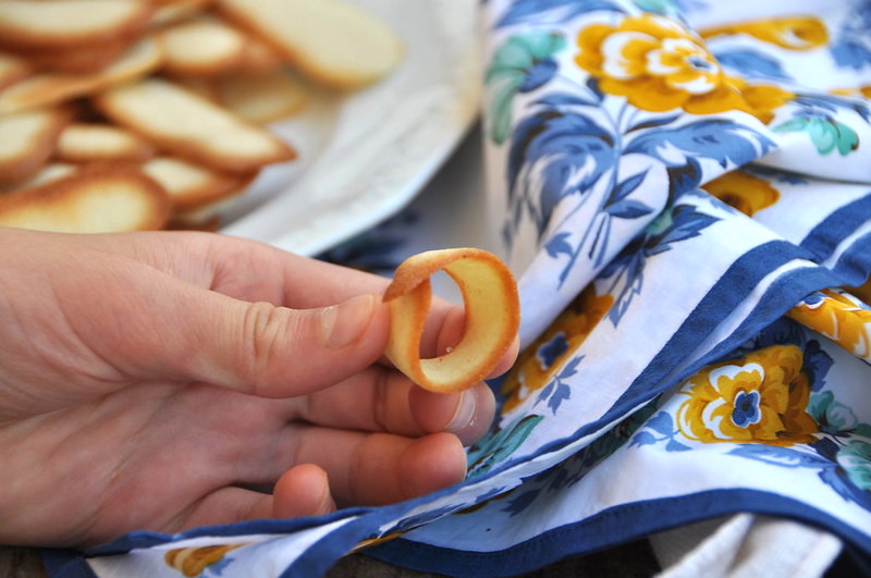 lingue di gatto arrotolate