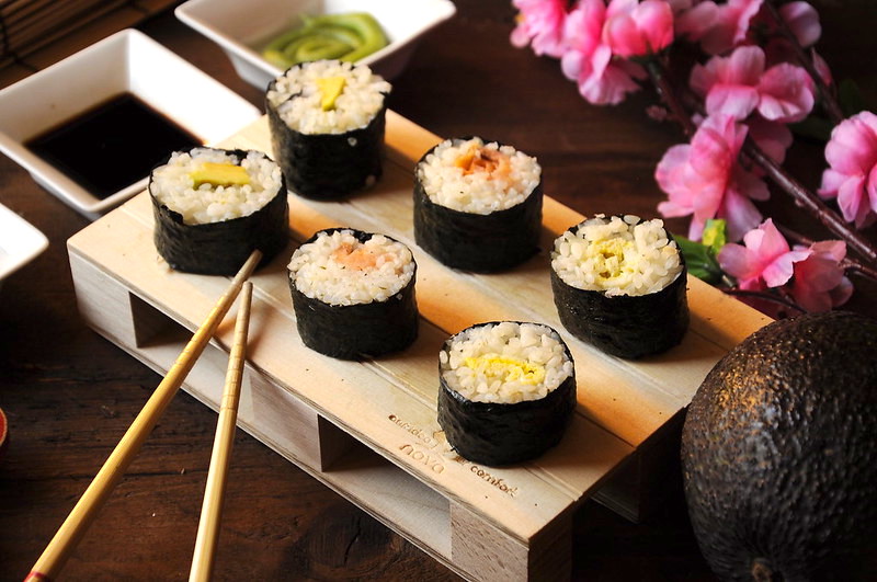 Makimono Bimby: tris di rotolini di riso giapponesi con salmone, avocado e frittata giapponese