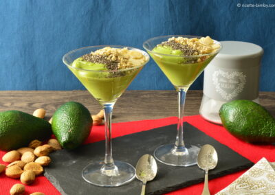 Mousse di avocado con frutta secca