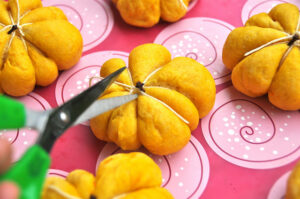 panini di zucca: come legare lo spago per ottenere la forma della zucca