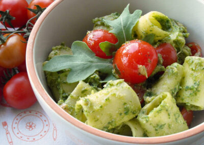 Pasta fredda con pesto, tonno e pomodori