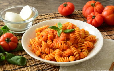 Pasta filante con pomodoro e mozzarella