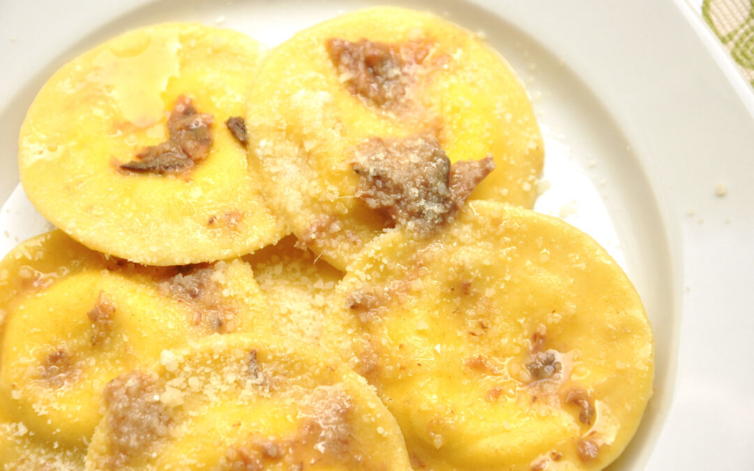 Ravioli con burrata e acciughe