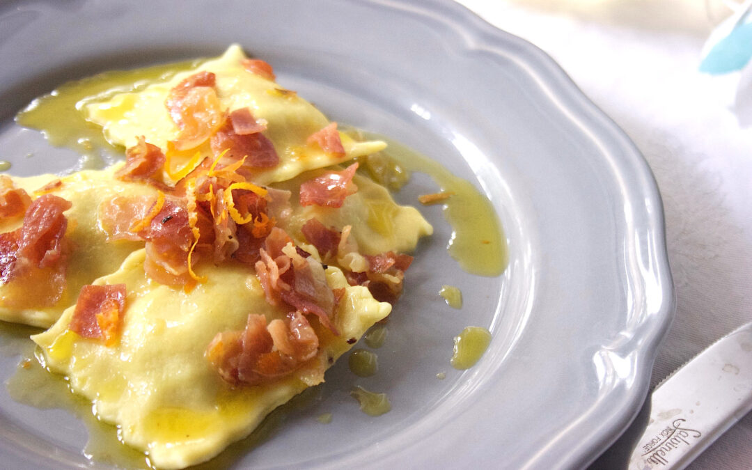 Ravioli radicchio e noci con salsa al mandarino e speck