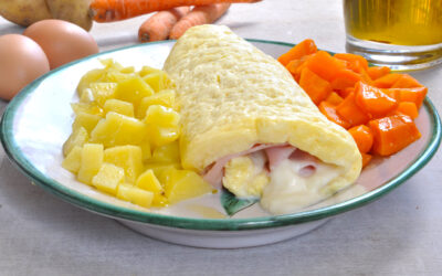 Rotolo di frittata farcito accompagnato da patate e carote