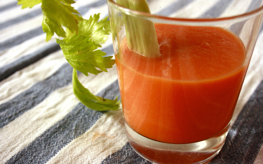 Smoothie carota, mela e arancia con zenzero