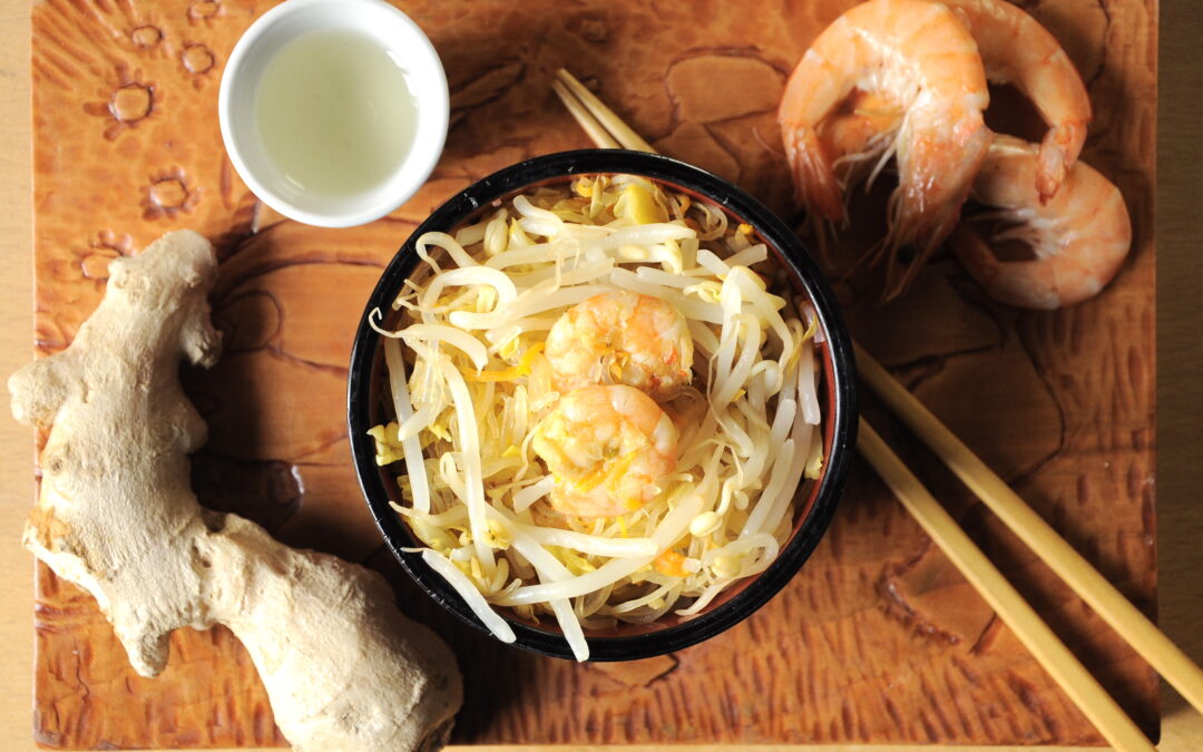 Spaghetti di soia con gamberi e verdure
