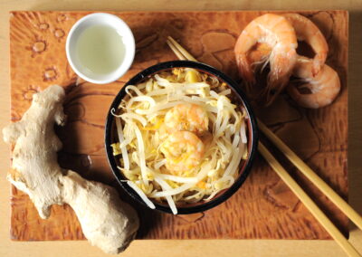 Spaghetti di soia con gamberi e verdure