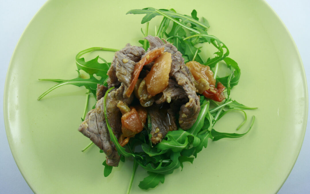 Straccetti di manzo con rucola e pomodorini