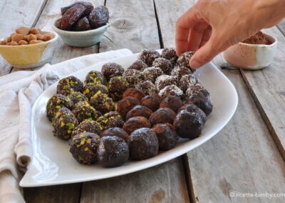 Tartufini vegan con datteri e mandorle Bimby