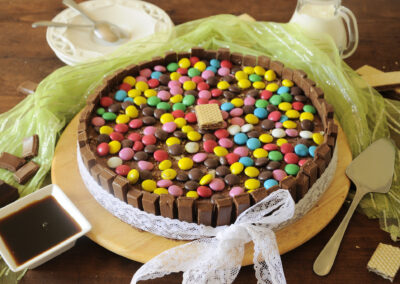 Torta kit kat e smarties