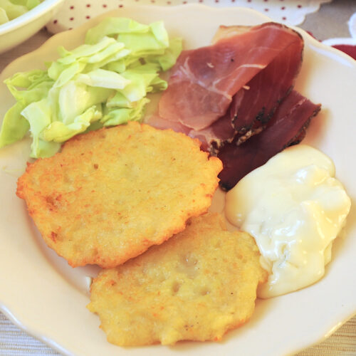 Tortel di patate Bimby serviti con speck, formaggi, cavolo cappuccio