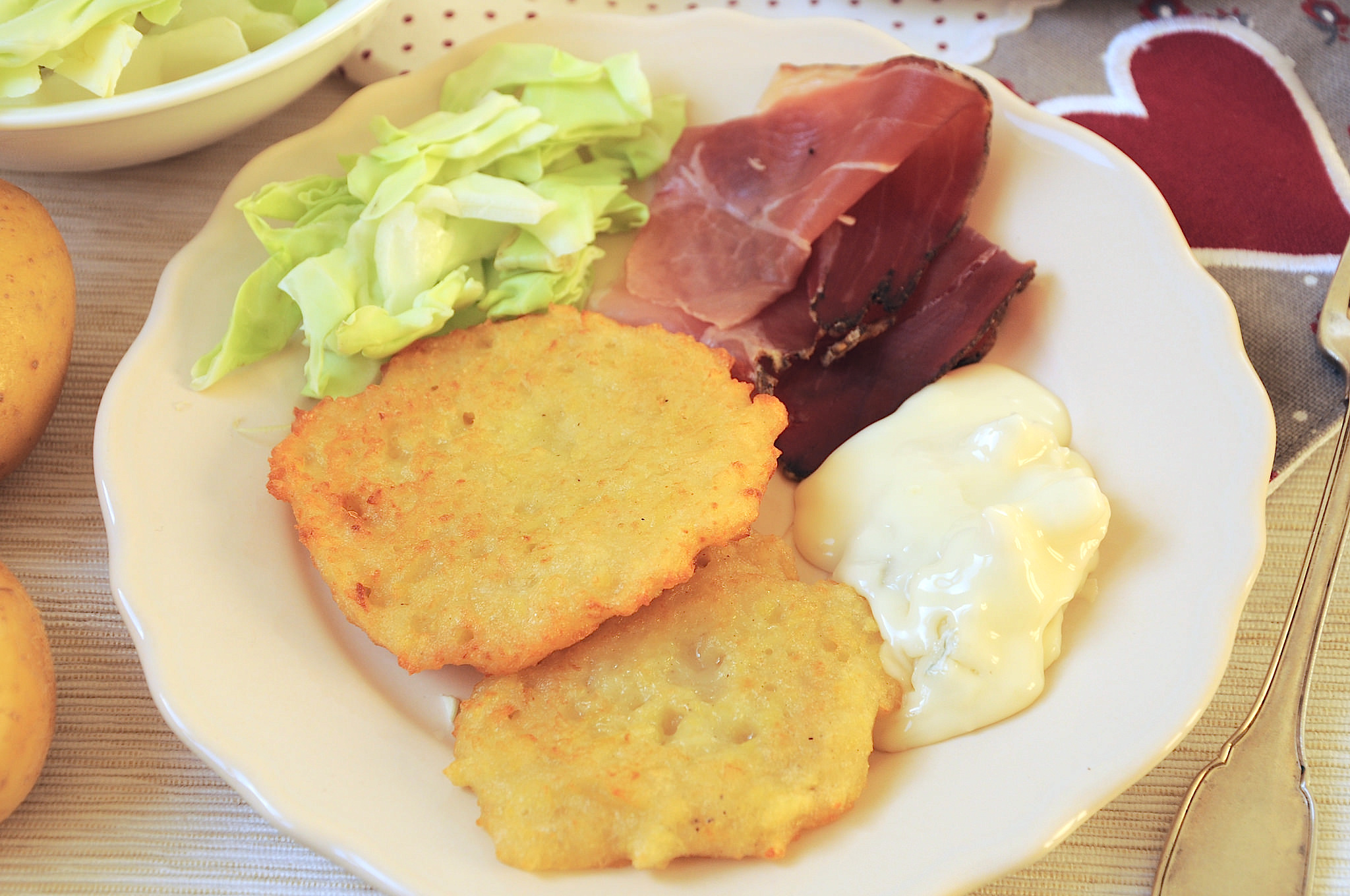 Tortel di patate Bimby serviti con speck, formaggi, cavolo cappuccio