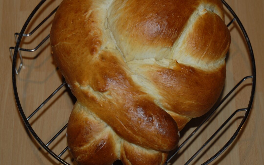 Treccia salata ripiena con salumi e formaggio