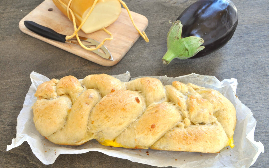 Treccia salata ripiena di melanzane e provola