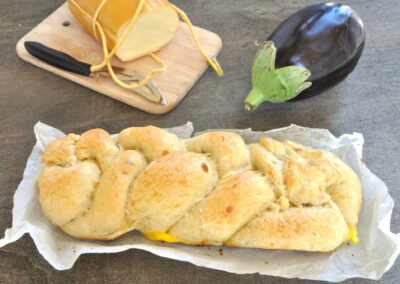 Treccia salata ripiena di melanzane e provola