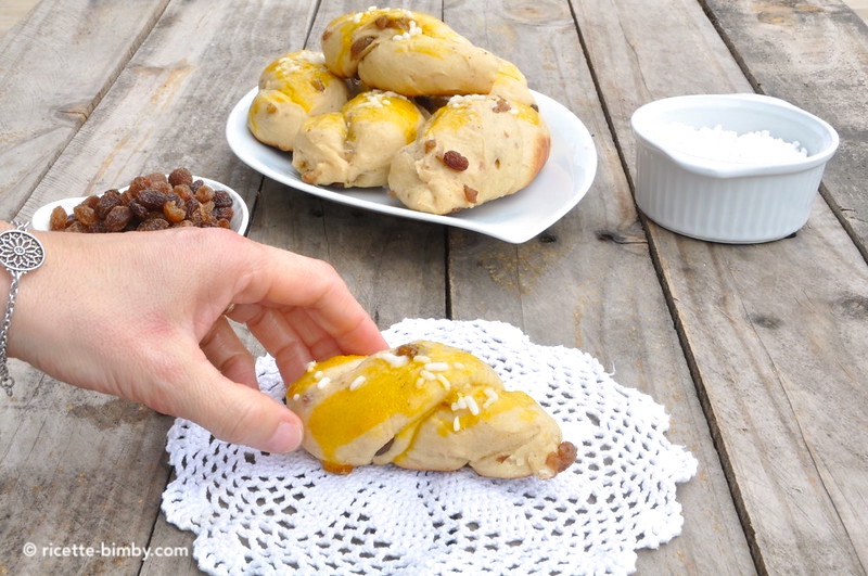 Treccine dolci morbide (kefir e uvetta)