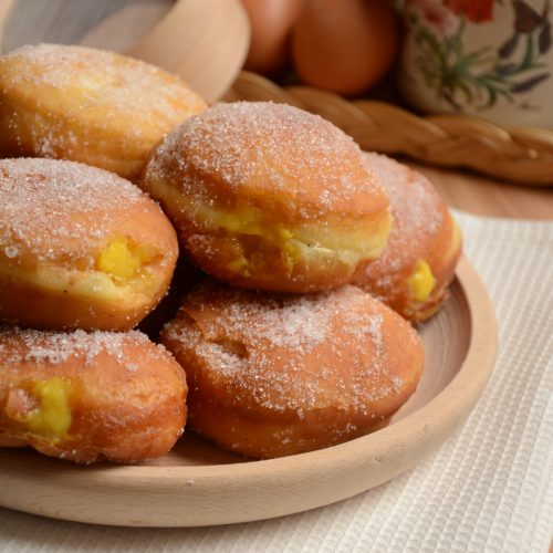 crema pasticcera bimby densa: l'immagine mostra bomboloni farciti