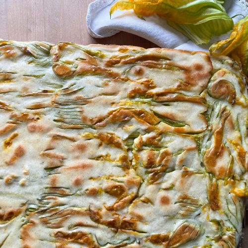 pizza di pastella con fiori di zucca
