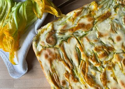 Pizza di fiori di zucca in pastella