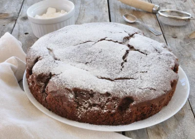 Torta al cioccolato alta e morbida