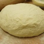 farina per pizza: la foto mostra un impasto realizzato con farina per pizza