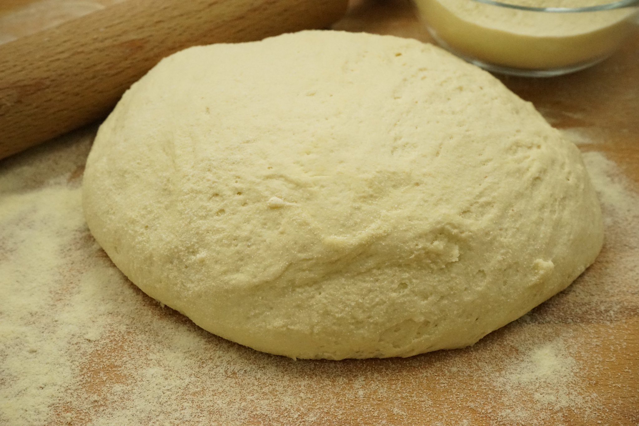 farina per pizza farina per pizza: la foto mostra un impasto realizzato con farina per pizza