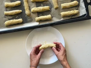passaggio del biscotto nello zucchero semolato
