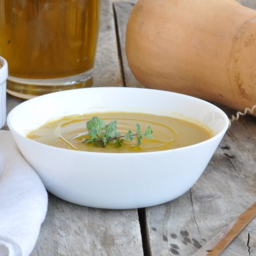Crema di zucca e ceci Bimby nel piatto, intorno gli ingredienti principali
