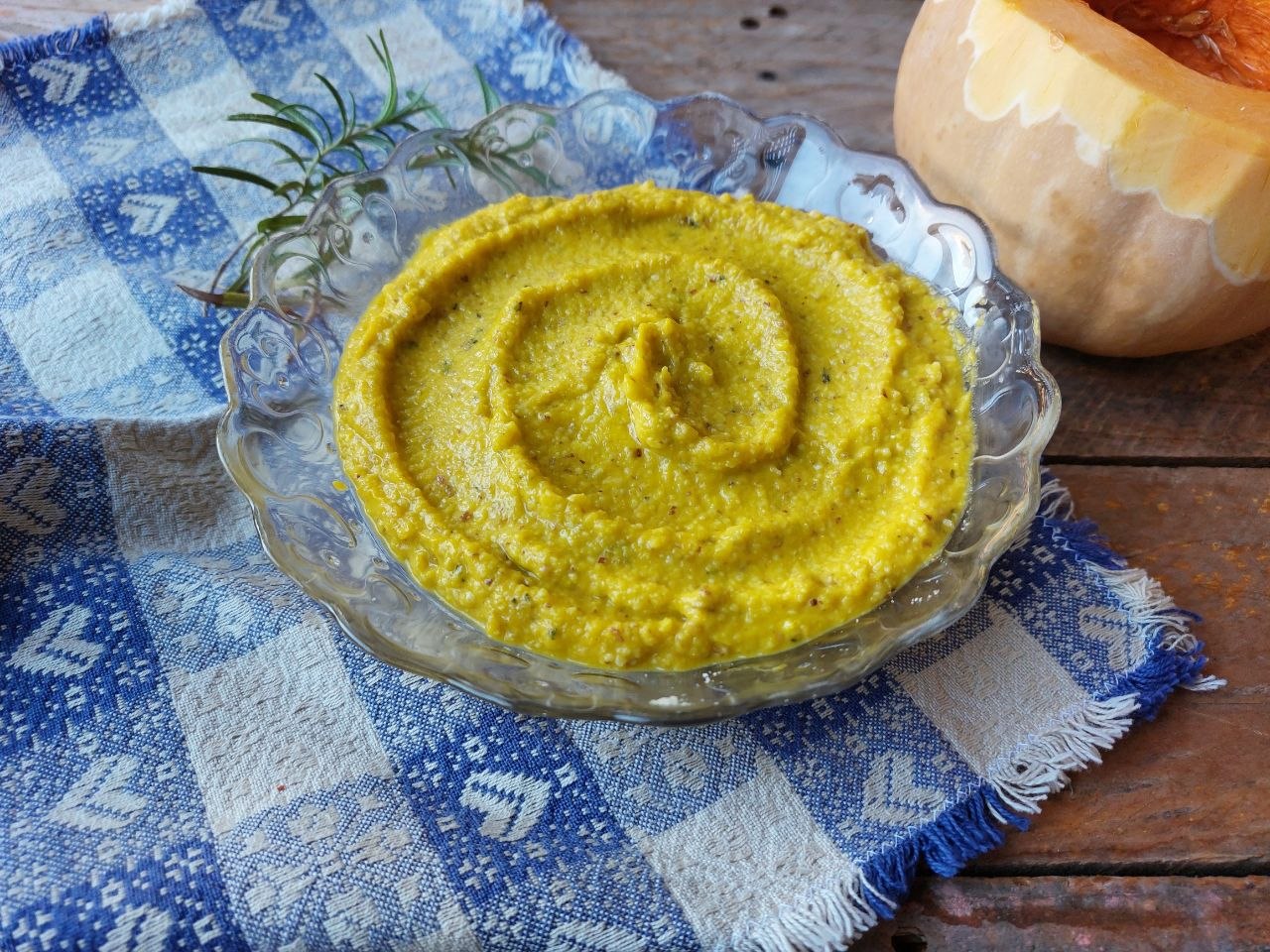 pesto di zucca bimby in una ciotola