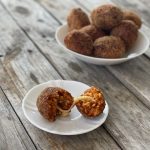 suppli mozzarella e pomodoro preparati con il bimby, disposti su un piatto e in primo piano un supplì aperto
