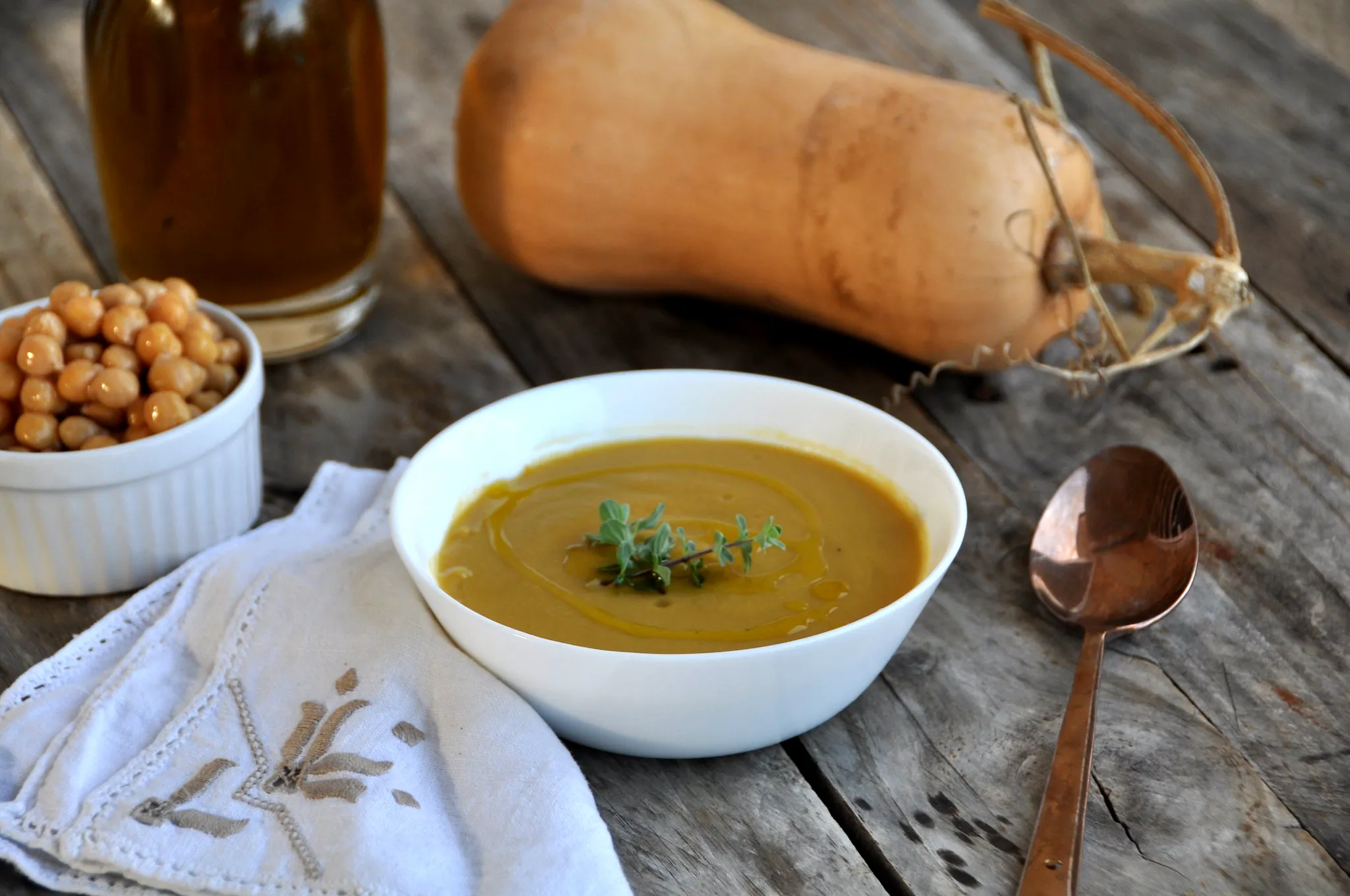vellutata di zucca e ceci bimby Un piatto di vellutata di zucca e ceci Bimby cremosa e con rosmarino e altri ingredienti intorno